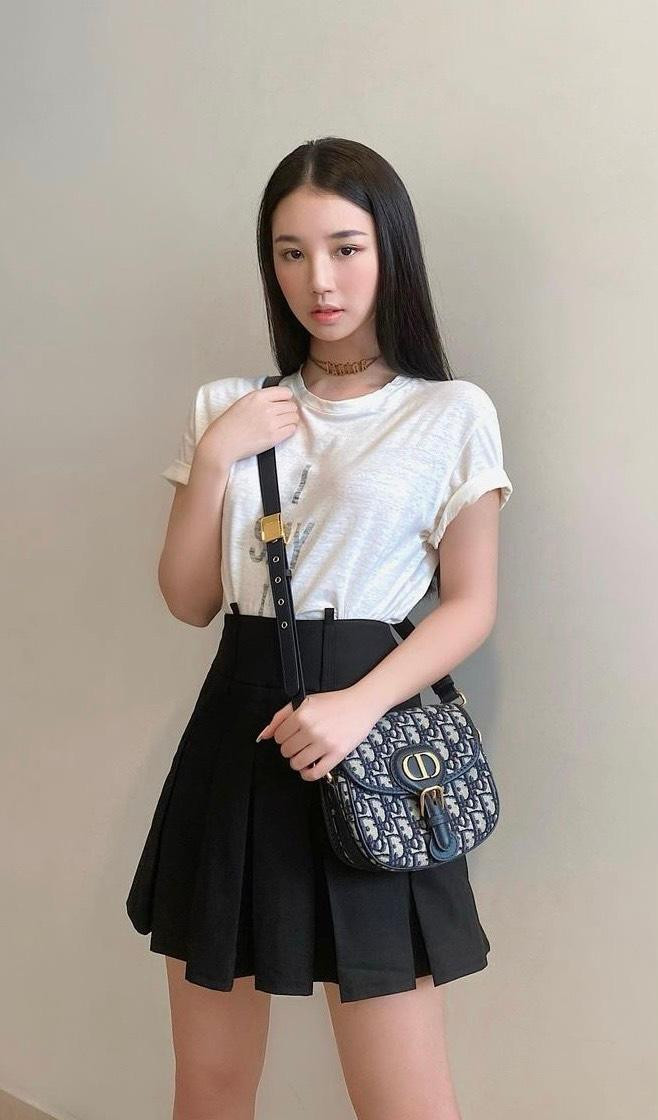 Biến hóa thêm với choker, chân váy xếp ly và túi xách cùng màu, AMEE biến hình thành quý cô thời thượng, sang chảnh.