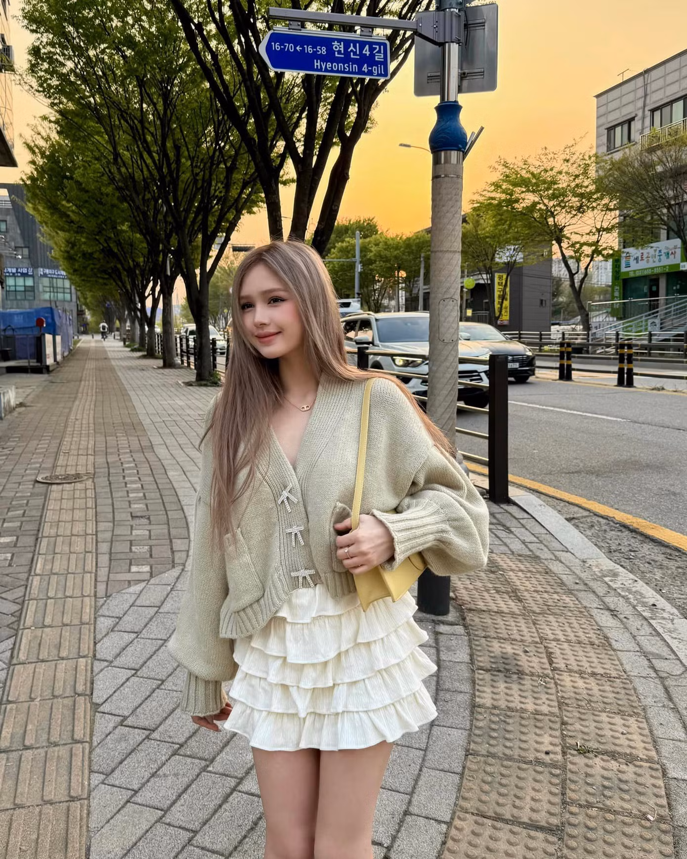 Xoài Non (tên thật là Phạm Trang) là hotgirl đình đám mạng xã hội. Cô sở hữu tài khoản Instagram 2,3 triệu và kênh TikTok 1,8 triệu người theo dõi.