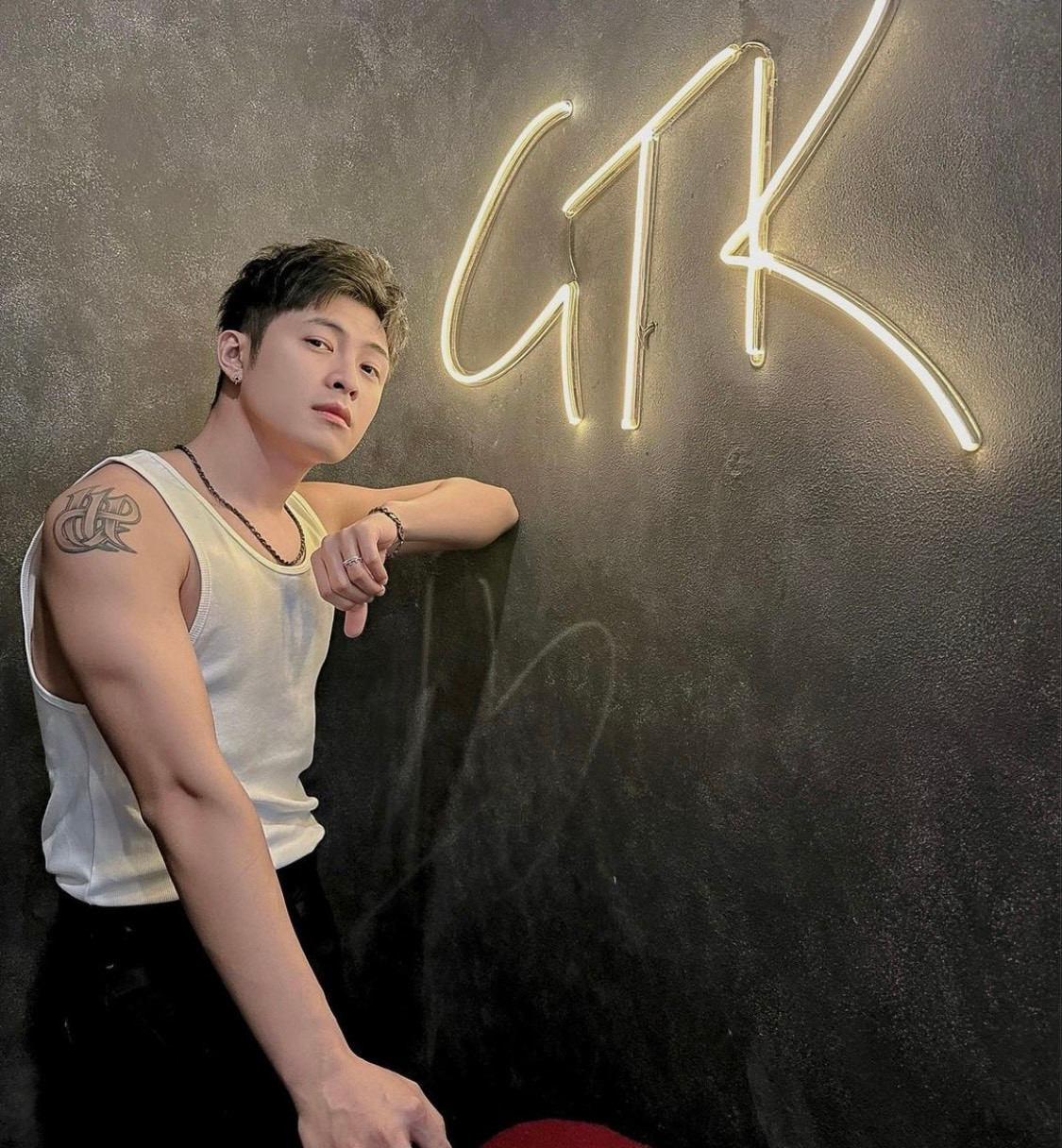 Loạt khoảnh khắc "chất lượng cao" của nam ca sĩ nhanh chóng nhận về lượng tương tác lớn. Loạt khoảnh khắc "chất lượng cao" của nam ca sĩ nhanh chóng nhận về lượng tương tác lớn.