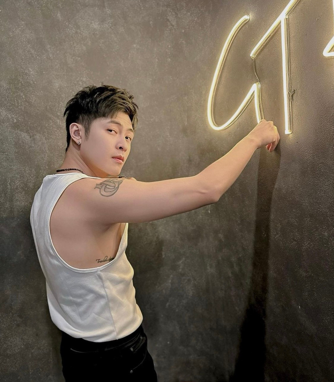 Gin Tuấn Kiệt khoe vóc dáng cực "mlem" dịp đầu năm mới. Gin Tuấn Kiệt khoe vóc dáng cực "mlem" dịp đầu năm mới.