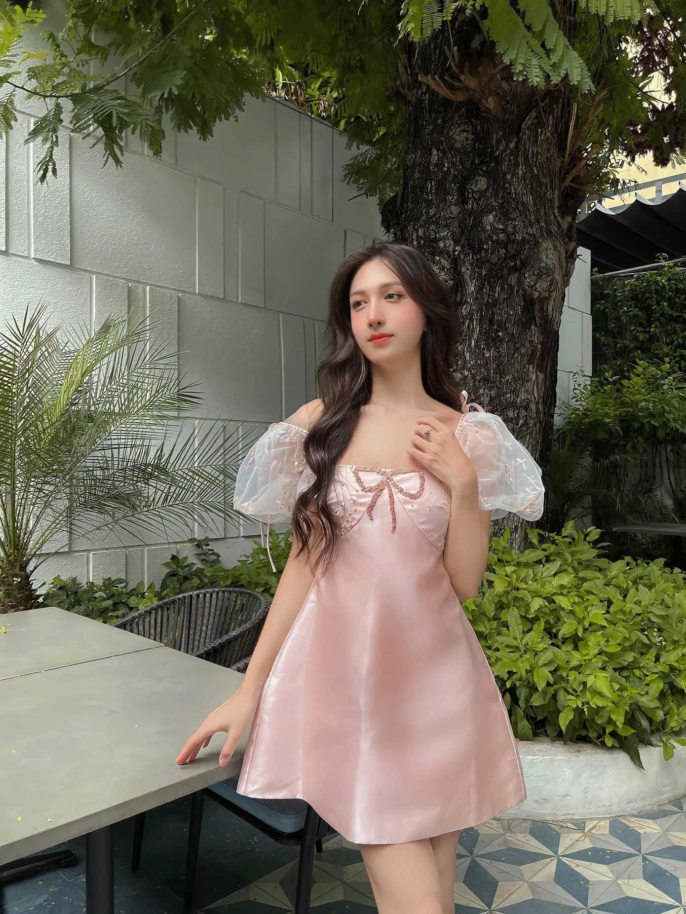 Hoàng Học chuộng những kiểu đầm tay phồng và có gam màu pastel.