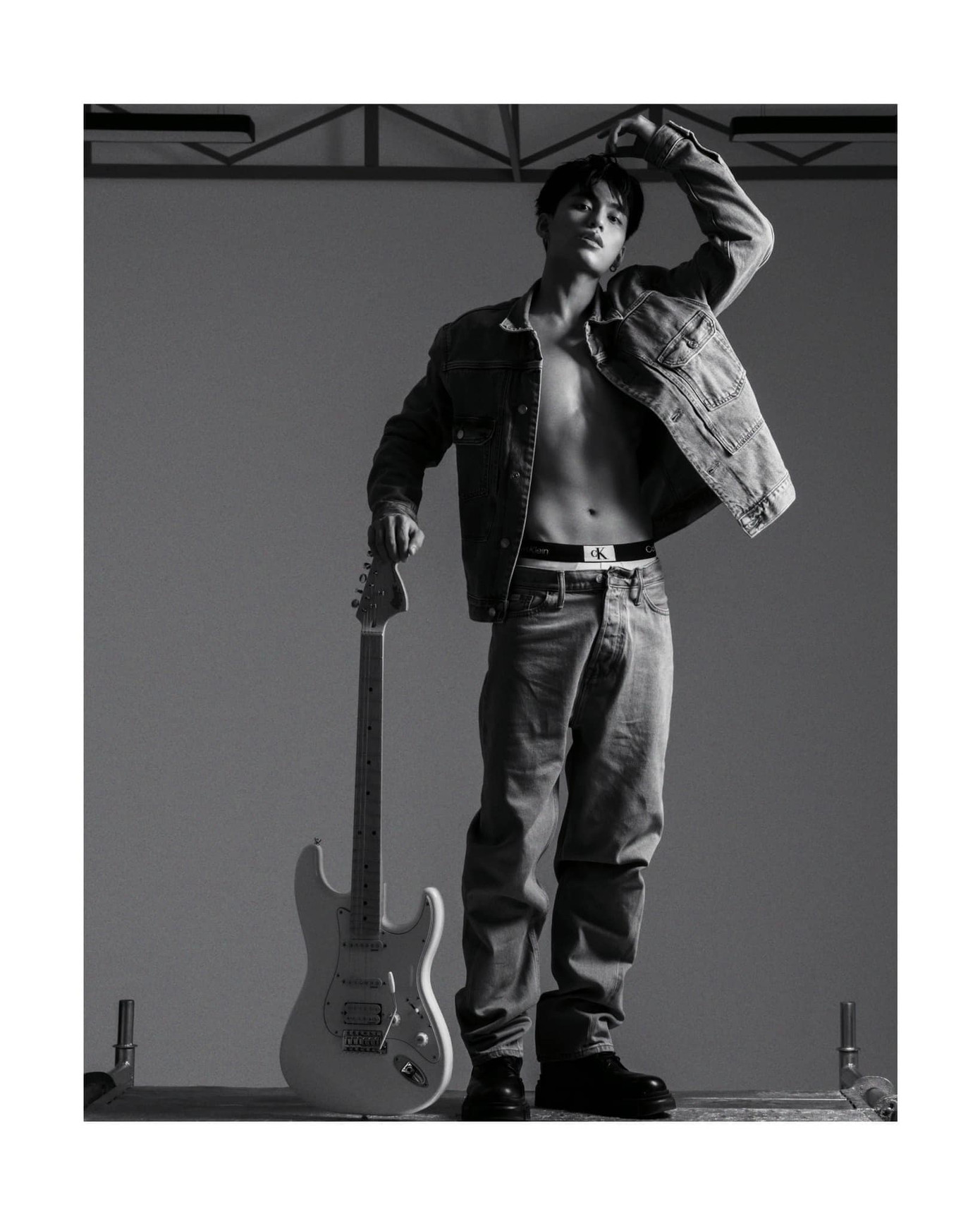 Chủ nhân hit Waiting For You lần đầu để lộ thân hình 6 múi săn chắc. Chủ nhân hit Waiting For You lần đầu để lộ thân hình 6 múi săn chắc.