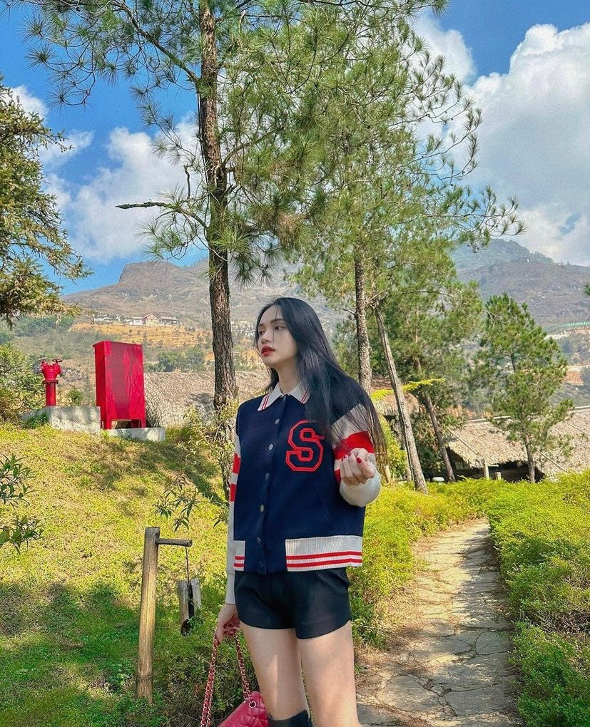 Hương Giang khoe nhan sắc ngày càng "thăng hạng" trong chuyến du lịch ở Sapa. Hương Giang khoe nhan sắc ngày càng "thăng hạng" trong chuyến du lịch ở Sapa.