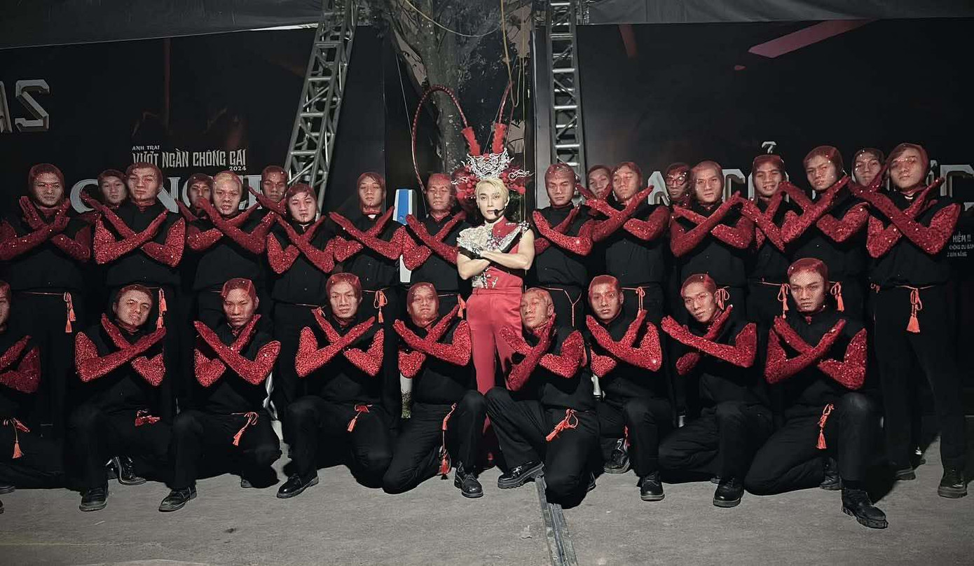 và tạo hình của dàn vũ công.