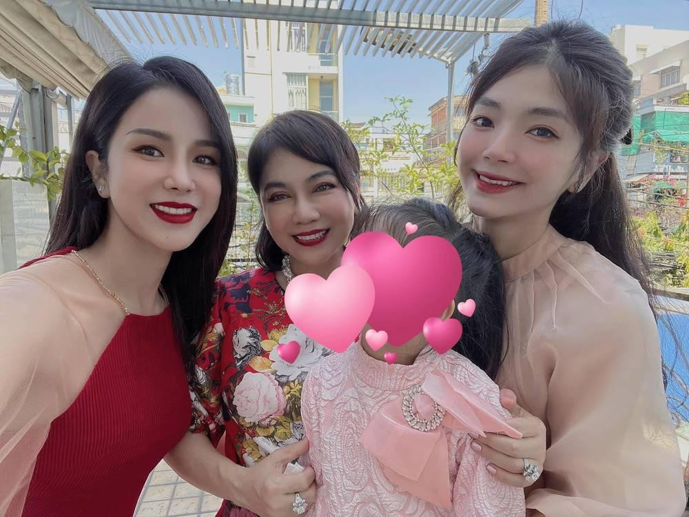 Diệp Lâm Anh đón Tết Nhâm Dần với gia đình nhà chồng.