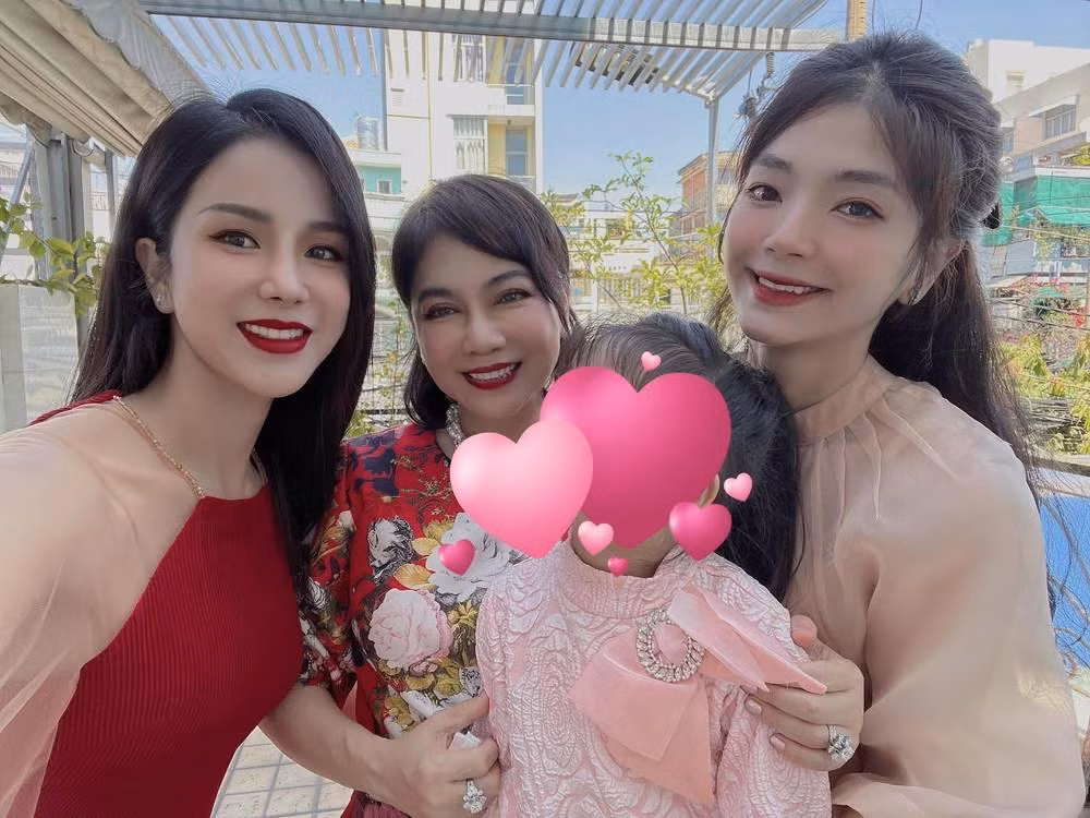 Diệp Lâm Anh đón Tết Nhâm Dần với gia đình nhà chồng.