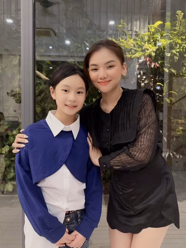 Con gái lớn của Lý Hải còn biết tự trang điểm và tự tin tạo dáng trước ống kính dù mới 10 tuổi.