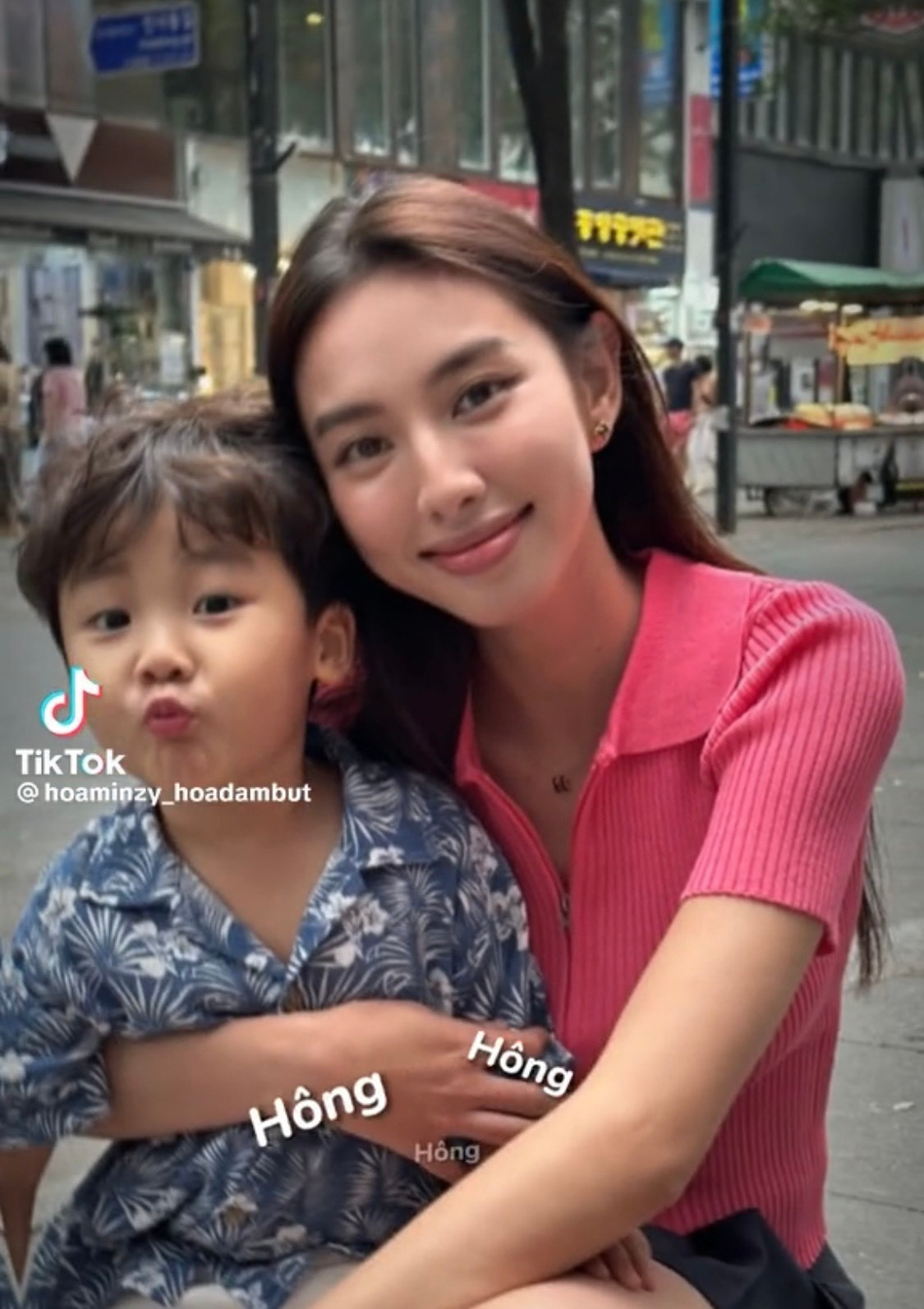 Hoa hậu Thùy Tiên chụp ảnh với bé Bo - con trai của Hòa Minzy.