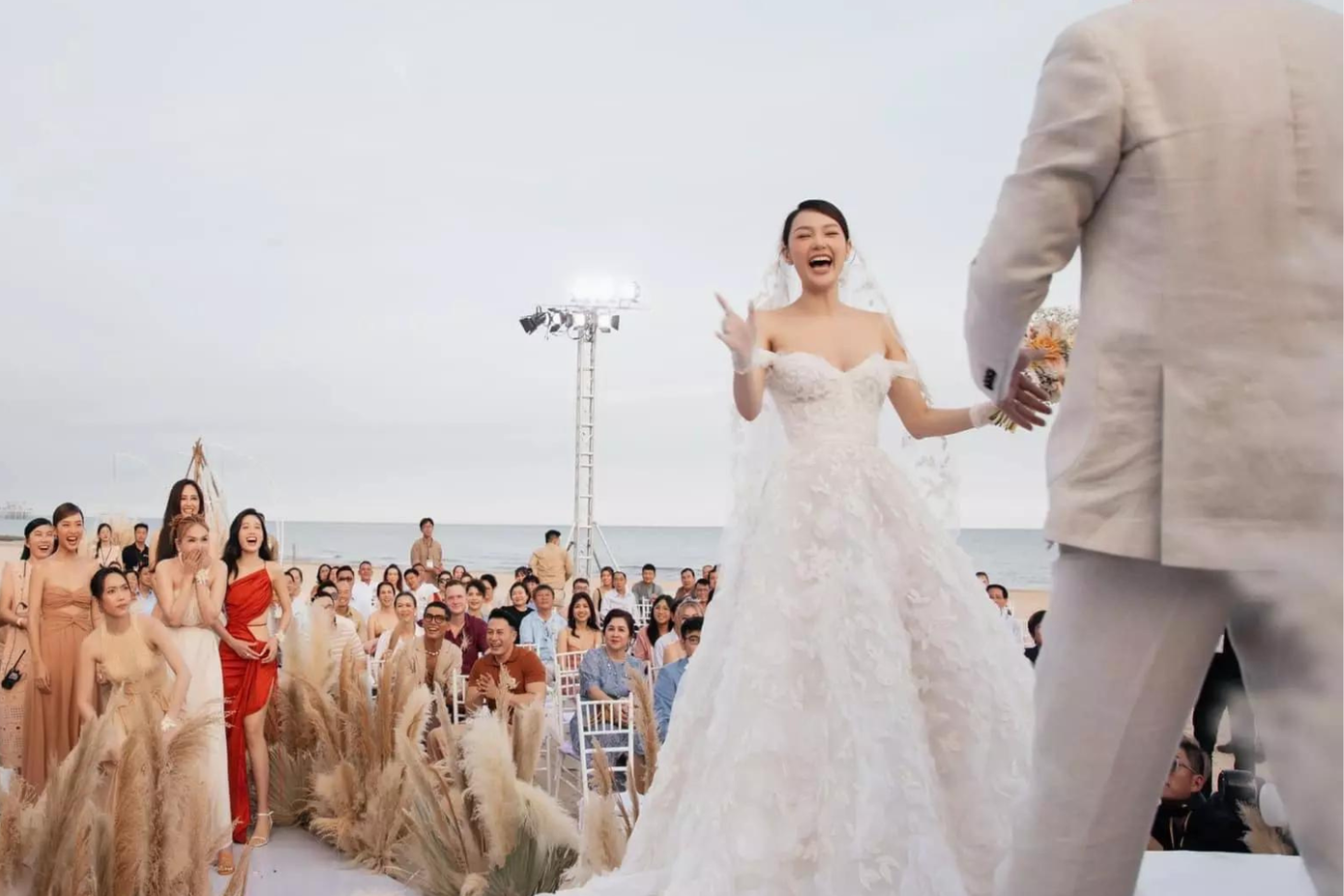 Tương tự Ngô Thanh Vân, đám cưới của Minh Hằng cũng được diễn ra ở bờ biển, thiết kế sân khấu lấy gam trắng làm chủ đạo.