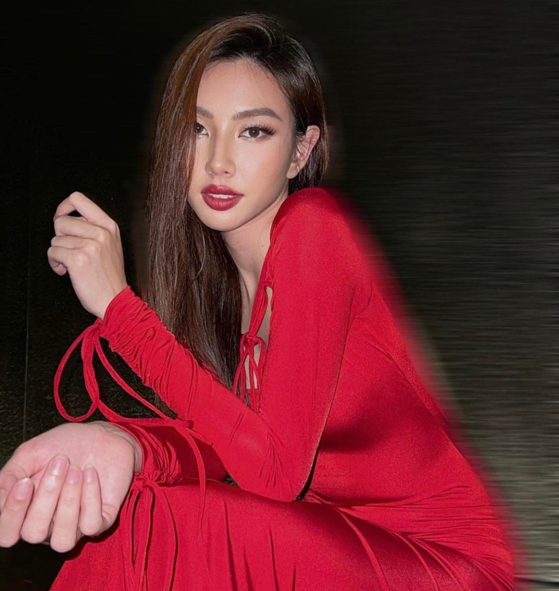 Với gam màu đỏ - biểu trưng cho sự may mắn dịp đầu năm mới, Thùy Tiên chọn thiết kế quyến rũ với đầm ôm sát có chi tiết buộc dây làm điểm nhấn. Với gam màu đỏ - biểu trưng cho sự may mắn dịp đầu năm mới, Thùy Tiên chọn thiết kế quyến rũ với đầm ôm sát có chi tiết buộc dây làm điểm nhấn.