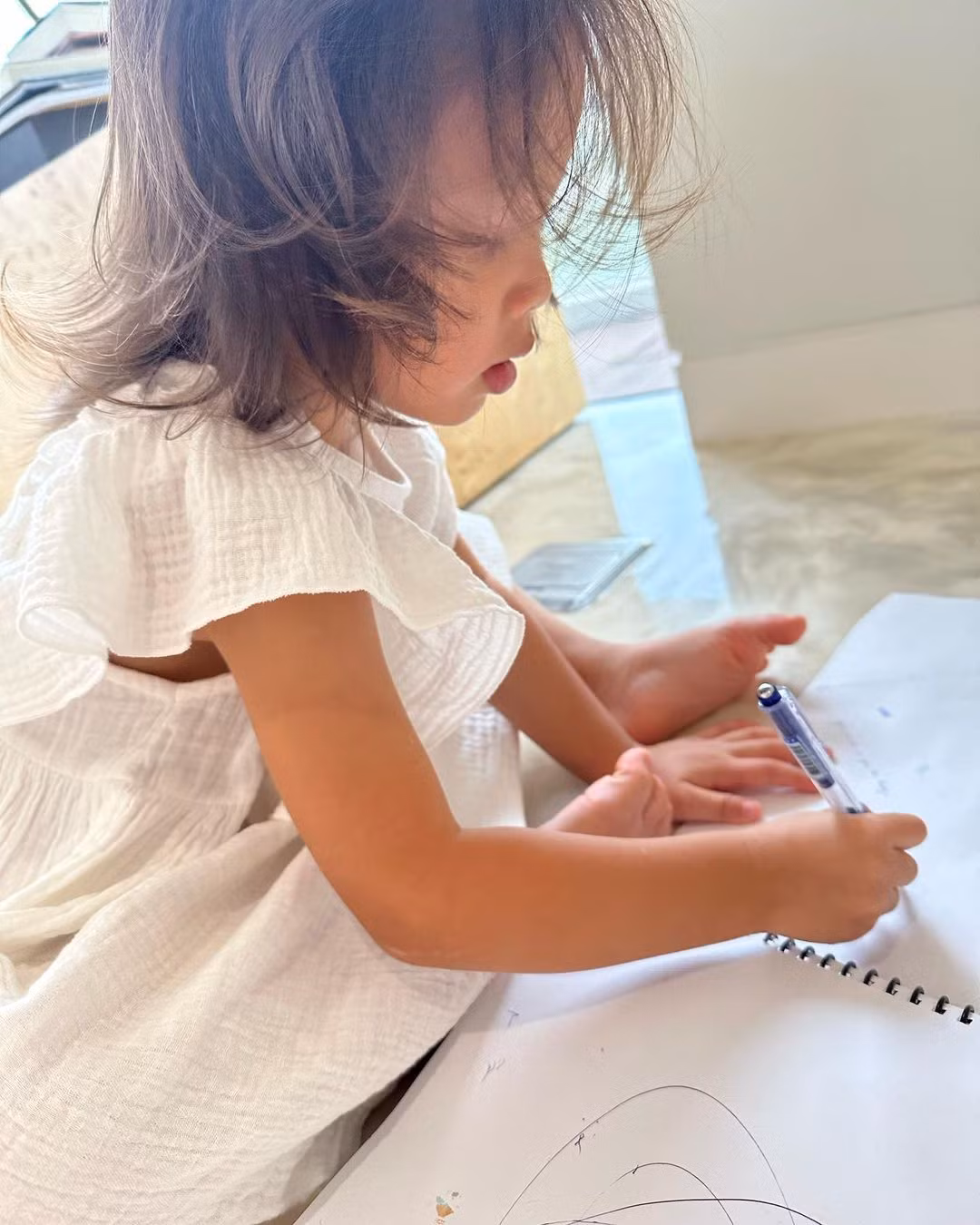 Không chỉ năng động, Lisa Leon còn thể hiện sự yêu thích đối với việc đọc chữ, tập viết, tập vẽ. Không chỉ năng động, Lisa Leon còn thể hiện sự yêu thích đối với việc đọc chữ, tập viết, tập vẽ.