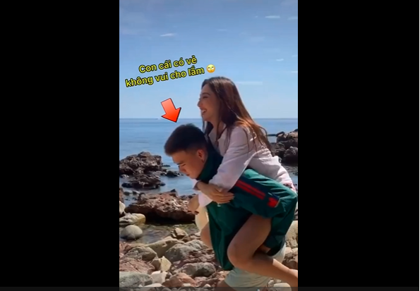 Bé Hai thể hiện sự chăm sóc tỉ mỉ Thùy Tiên khi thường xuyên gắp bỏ hành trong các món ăn, lăn xả để chụp ảnh và không ngần ngại cõng nàng hậu.