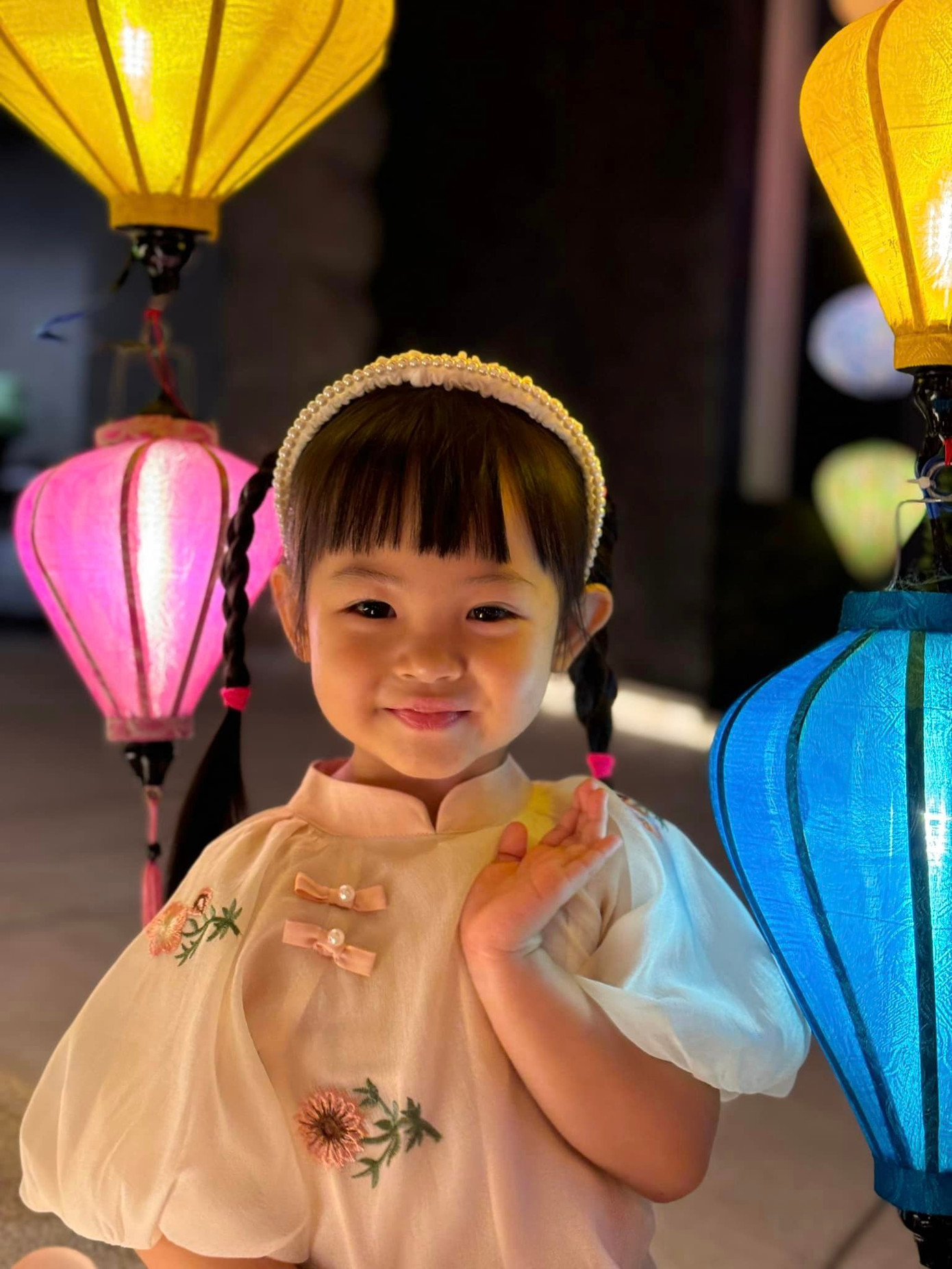 Suchin diện áo dài tay bồng cực đáng yêu. Suchin diện áo dài tay bồng cực đáng yêu.