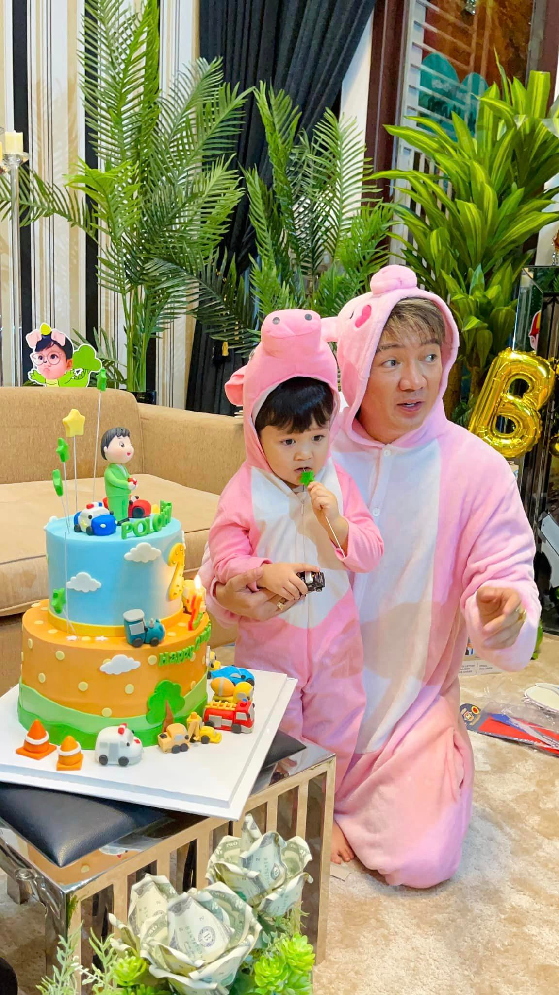 Đàm Vĩnh Hưng tự tay tổ chức sinh nhật cho con trai.