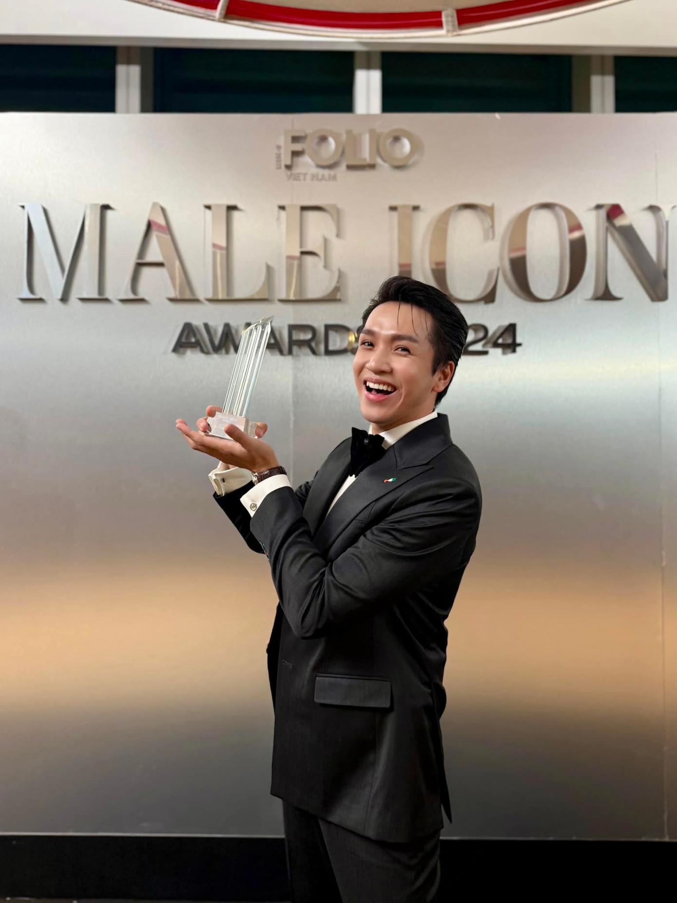 “Chiếc cúp này là sự tin tưởng khán giả, là cột mốc đáng nhớ trong sự nghiệp của tôi” - Bạch Công Khanh khẳng định.