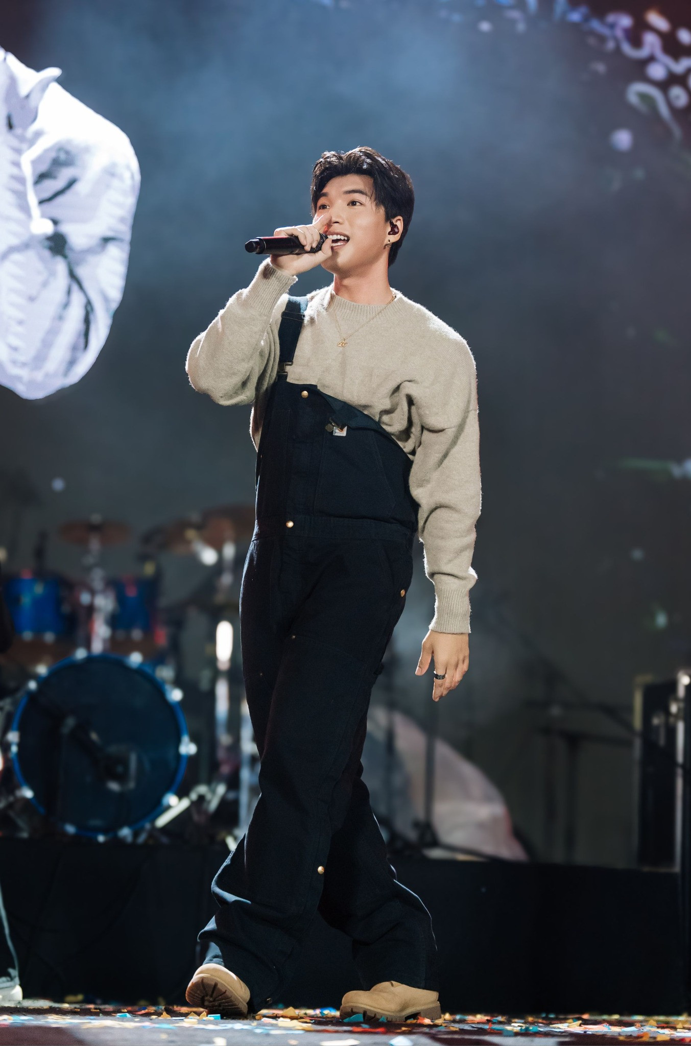 Phối áo tay dài với quần yếm, "đội trưởng Trần" được khen ngợi bởi vóc dáng cân đối. Phối áo tay dài với quần yếm, "đội trưởng Trần" được khen ngợi bởi vóc dáng cân đối.