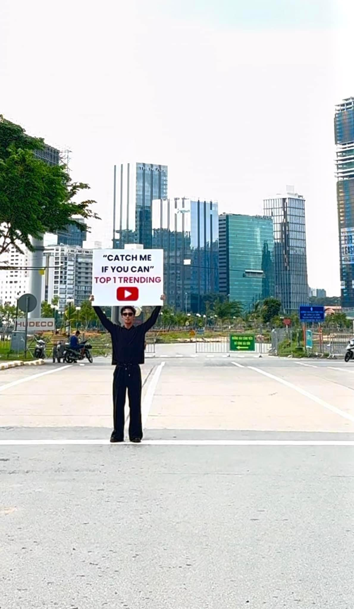 Công Dương mang thành tích Top 1 Trending đi muôn nơi.