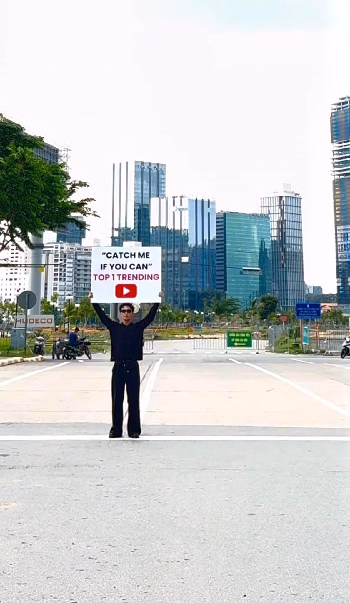 Công Dương mang thành tích Top 1 Trending đi muôn nơi.
