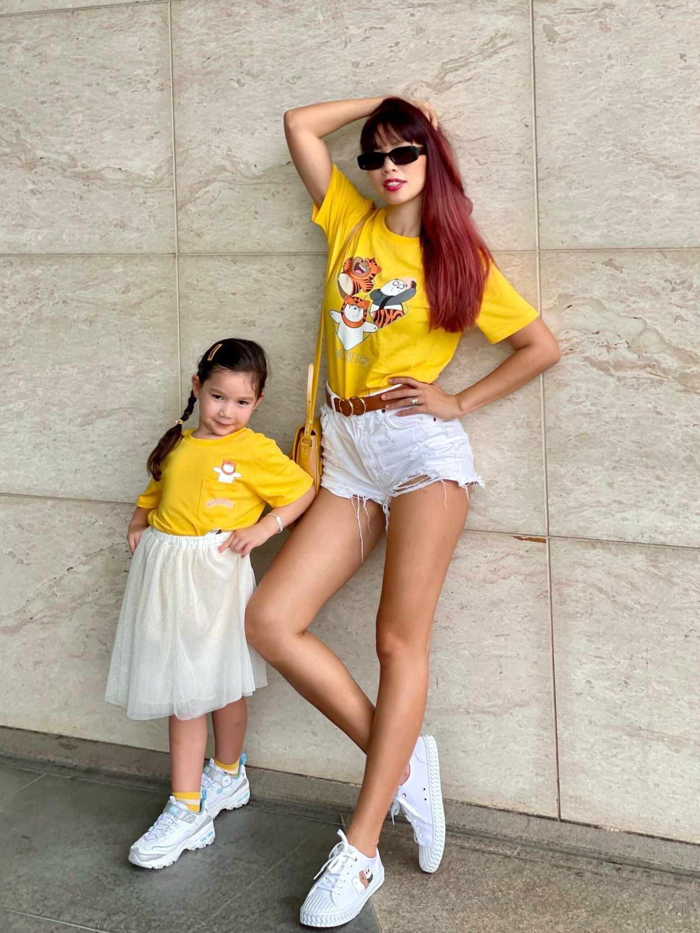 Myla pose dáng chuyên nghiệp không hề kém cạnh mẹ. Myla pose dáng chuyên nghiệp không hề kém cạnh mẹ.