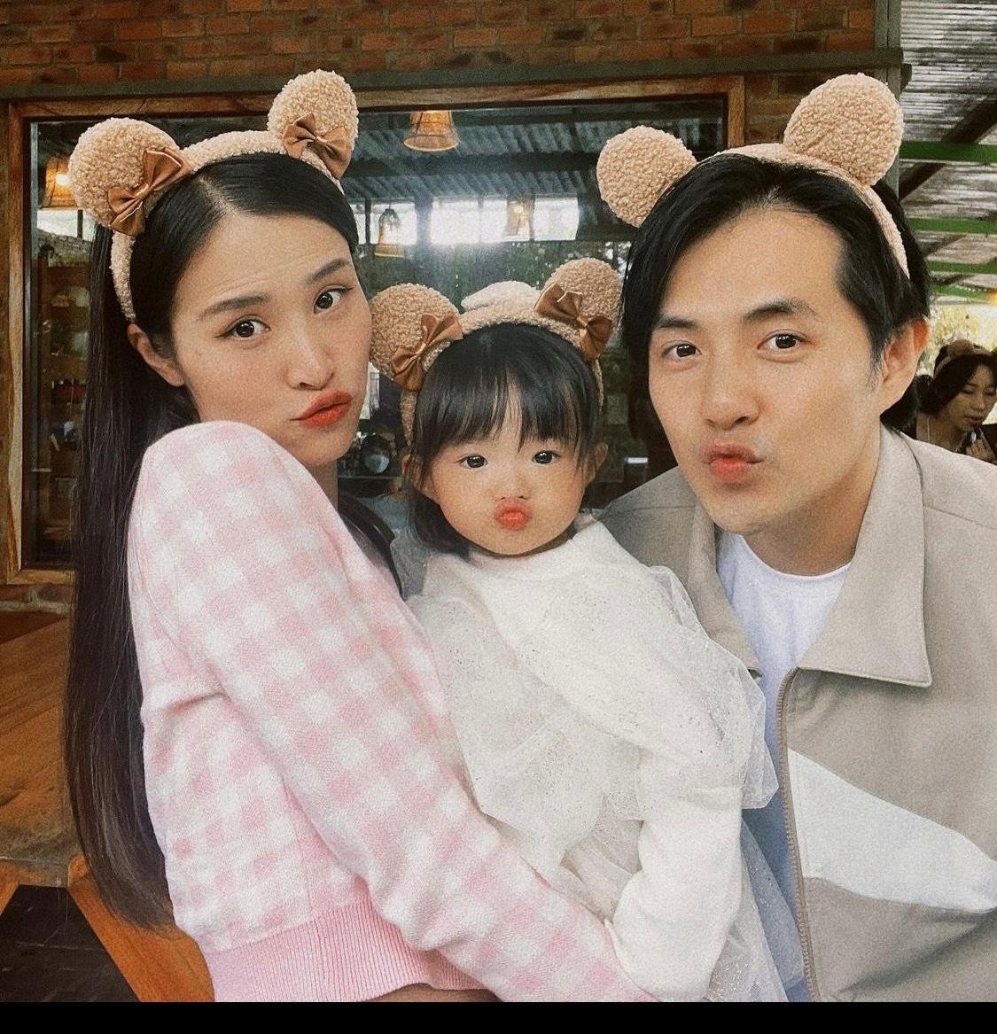 Nhóc tỳ cũng có những biểu cảm cực "nhắng" trước ống kính. Nhóc tỳ cũng có những biểu cảm cực "nhắng" trước ống kính.