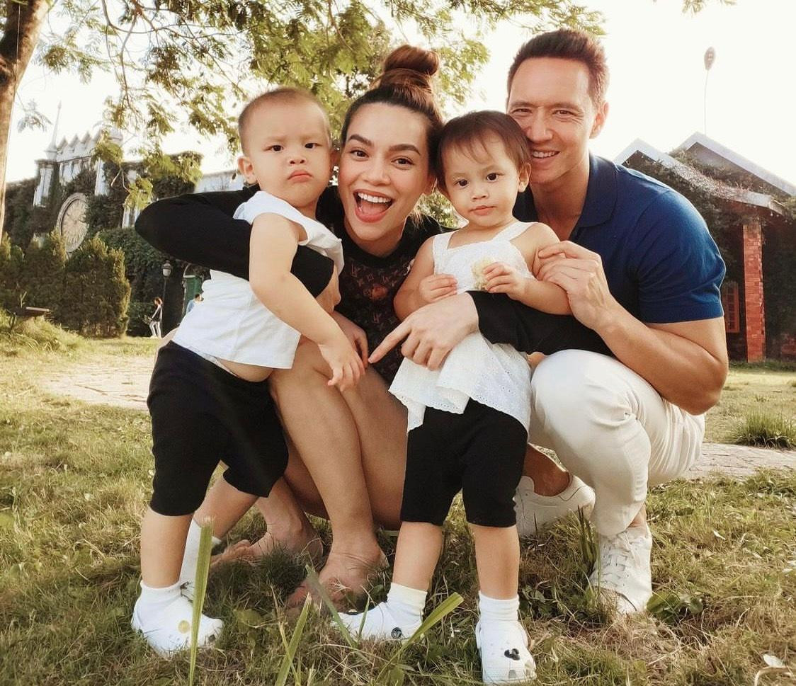 Nếu mẹ Hà, ba Lý và "chị ba" Lisa tươi như hoa thì "cậu Ú" lại biểu cảm "lạ lắm à nghen". Nếu mẹ Hà, ba Lý và "chị ba" Lisa tươi như hoa thì "cậu Ú" lại biểu cảm "lạ lắm à nghen".