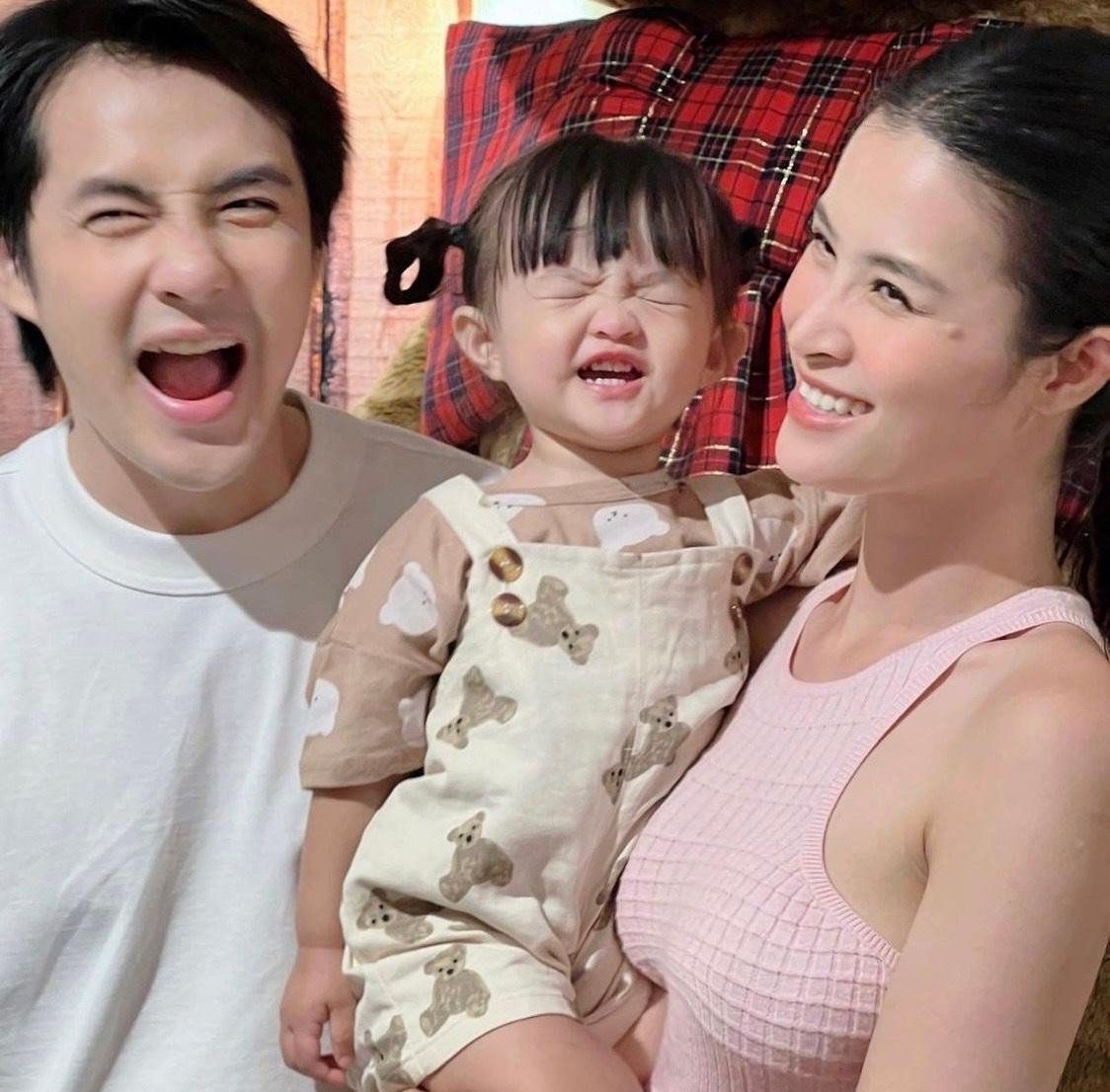 Winnie cười "không thấy Mặt Trời" bên cạnh bố Thắng và mẹ Nhi. Winnie cười "không thấy Mặt Trời" bên cạnh bố Thắng và mẹ Nhi.