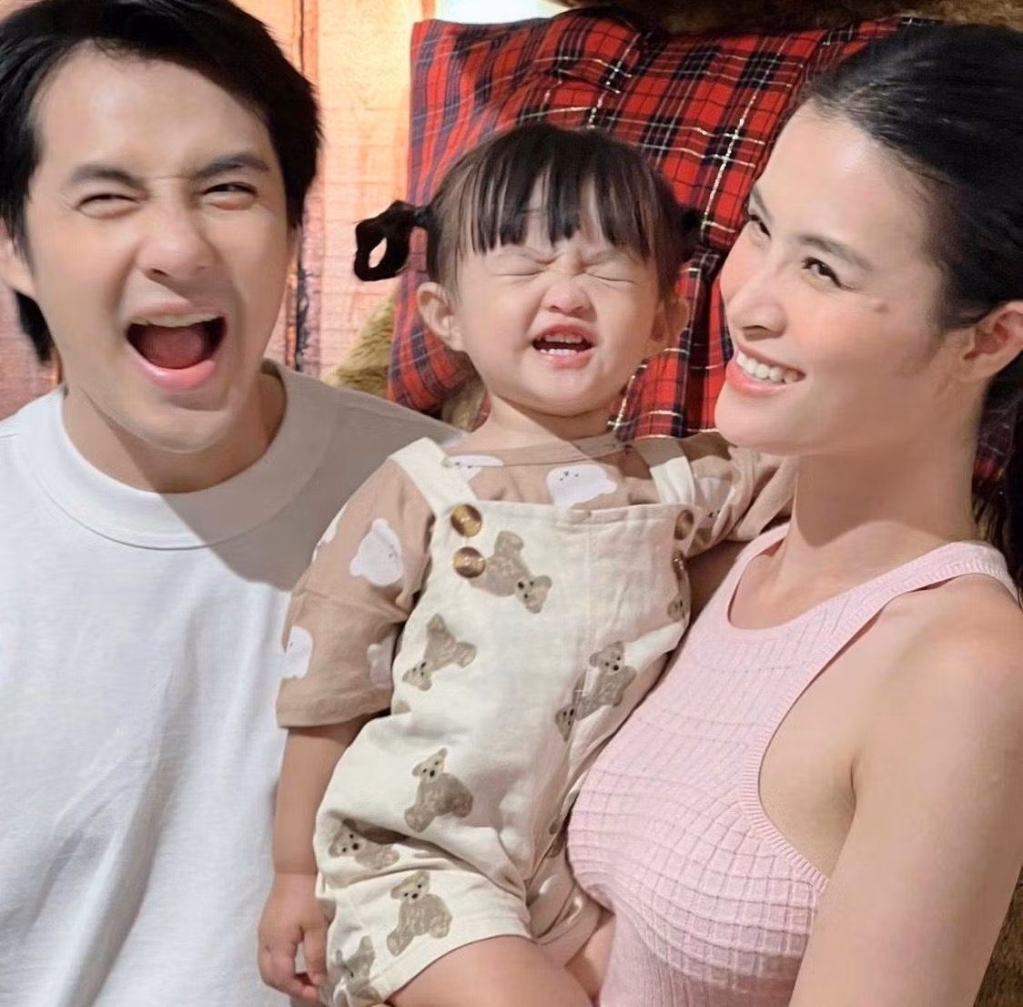 Winnie cười "không thấy Mặt Trời" bên cạnh bố Thắng và mẹ Nhi.