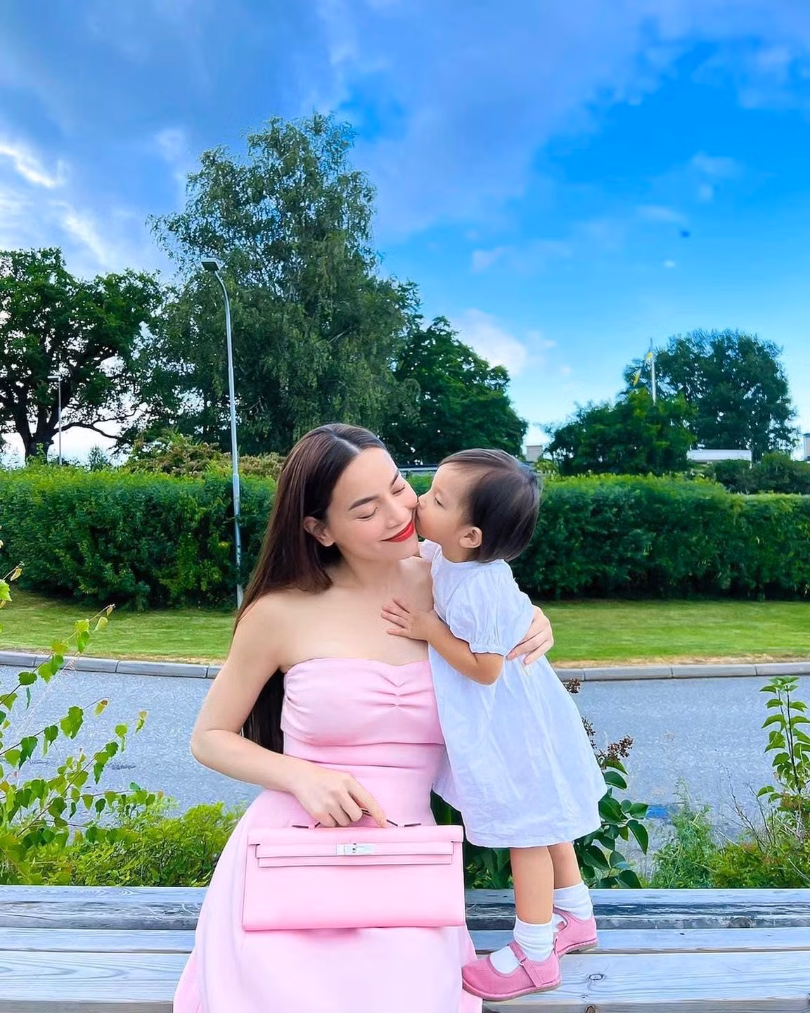 Khoảnh khắc "cưng xỉu" của Lisa và mẹ Hồ Ngọc Hà.