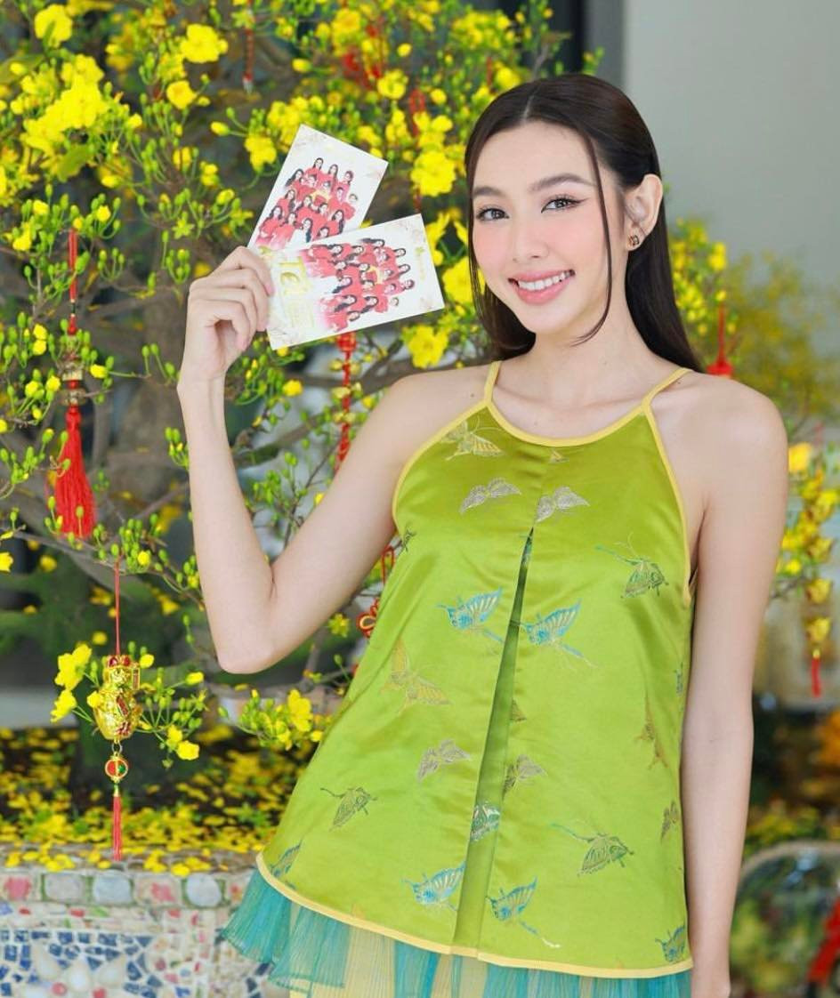 Kiểu áo yếm thời thượng với màu xanh cỏ non giúp Thùy Tiên nổi bần bật dịp đầu năm mới. Kiểu áo yếm thời thượng với màu xanh cỏ non giúp Thùy Tiên nổi bần bật dịp đầu năm mới.