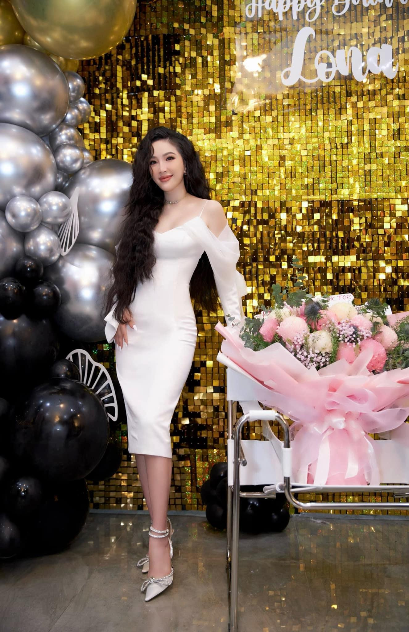 Nữ ca sĩ tự tin diện đầm ôm sát body cũng như các item cắt xẻ táo bạo.