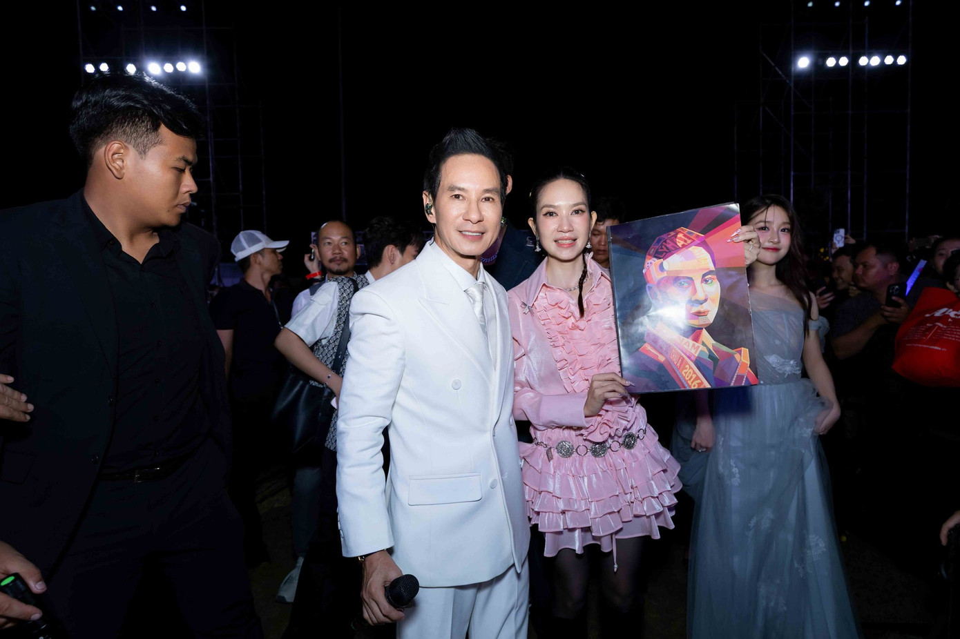 Lý Hải - Minh Hà tổ chức thành công showcase Lật Mặt 8: Vòng Tay Nắng với sự tham gia của gần 10.000 khán giả.