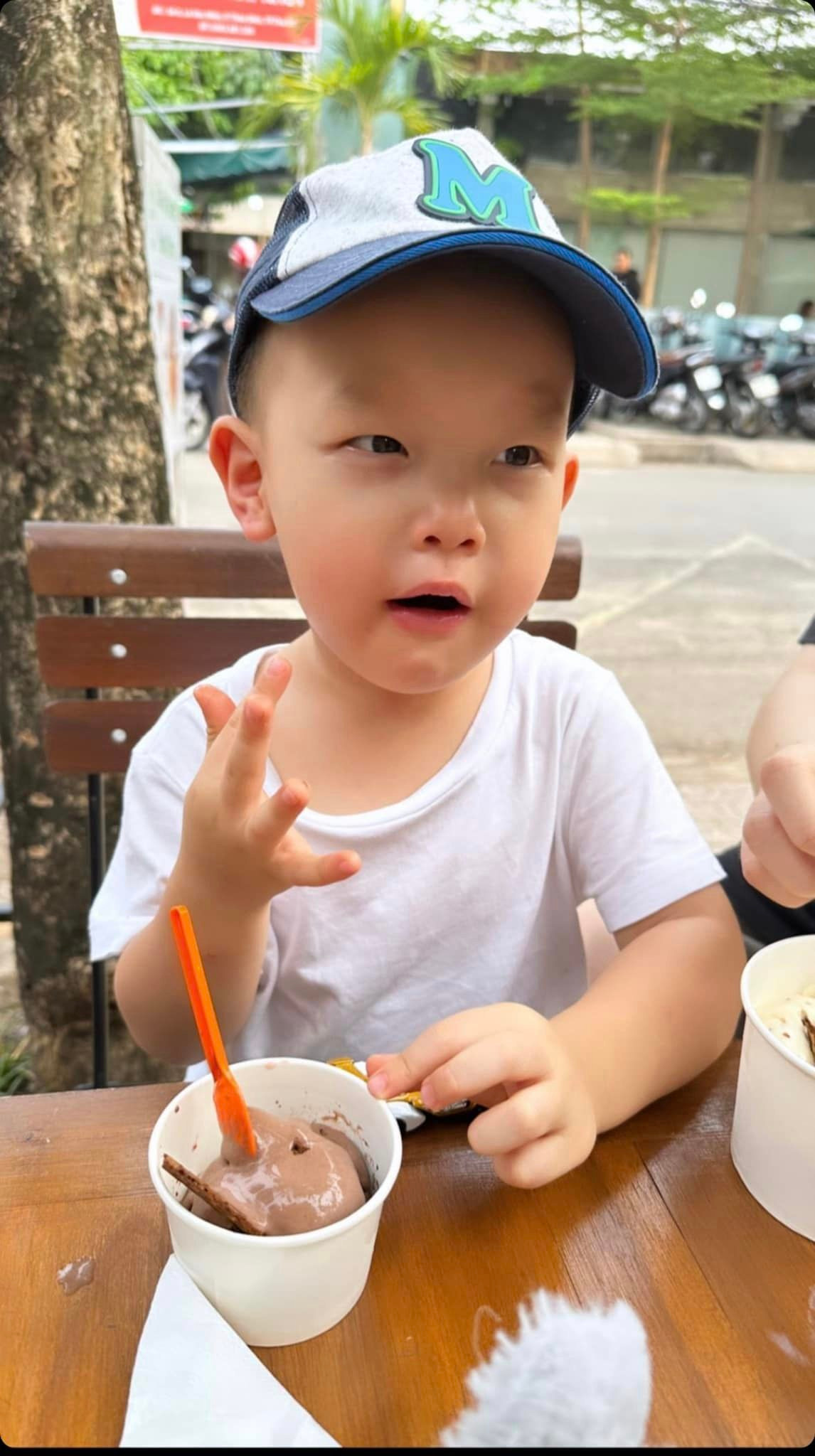 Cậu út nhà Hà Hồ và biểu cảm &quot;ưng quá Hai ơi&quot; khi được ăn đồ ngon.