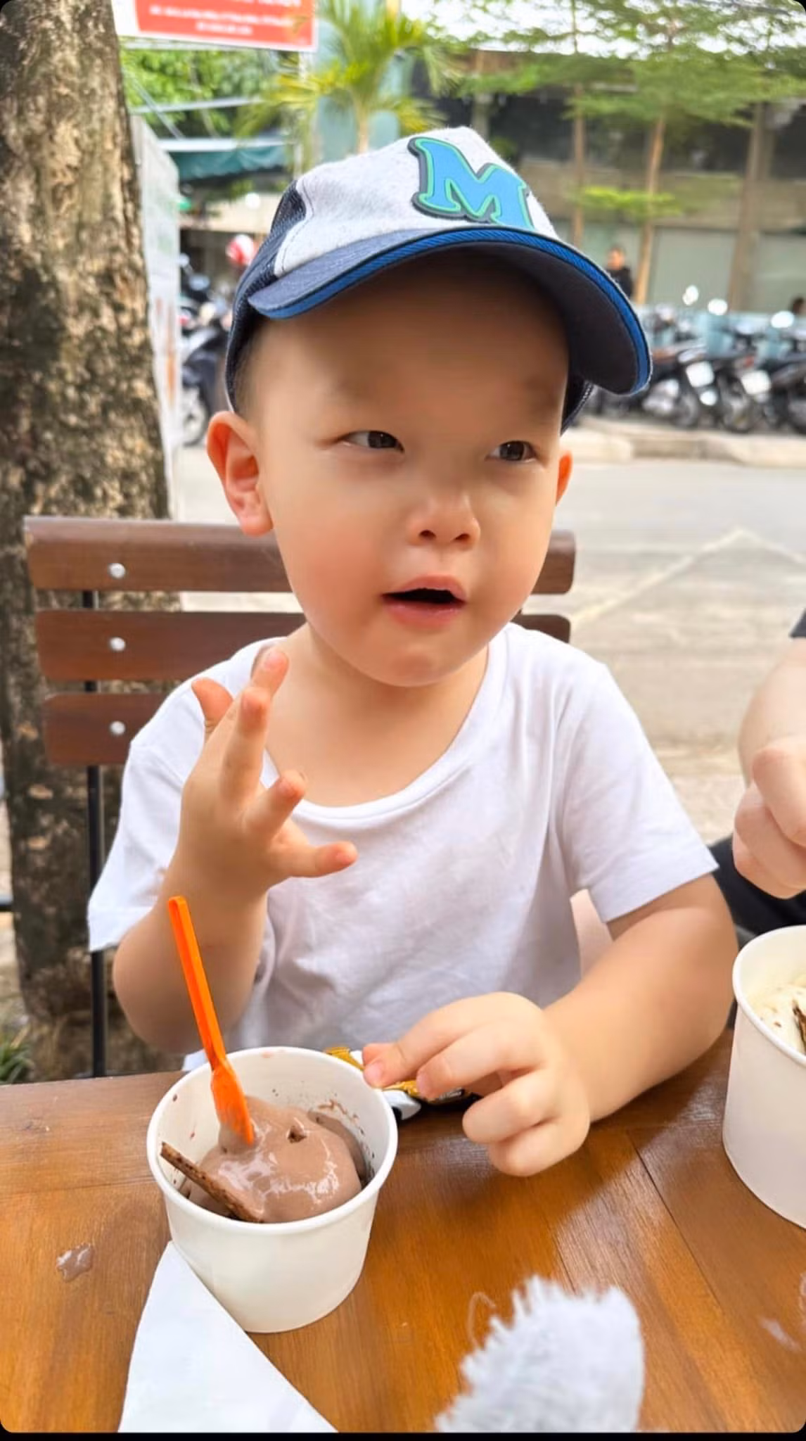 Cậu út nhà Hà Hồ và biểu cảm "ưng quá Hai ơi" khi được ăn đồ ngon.