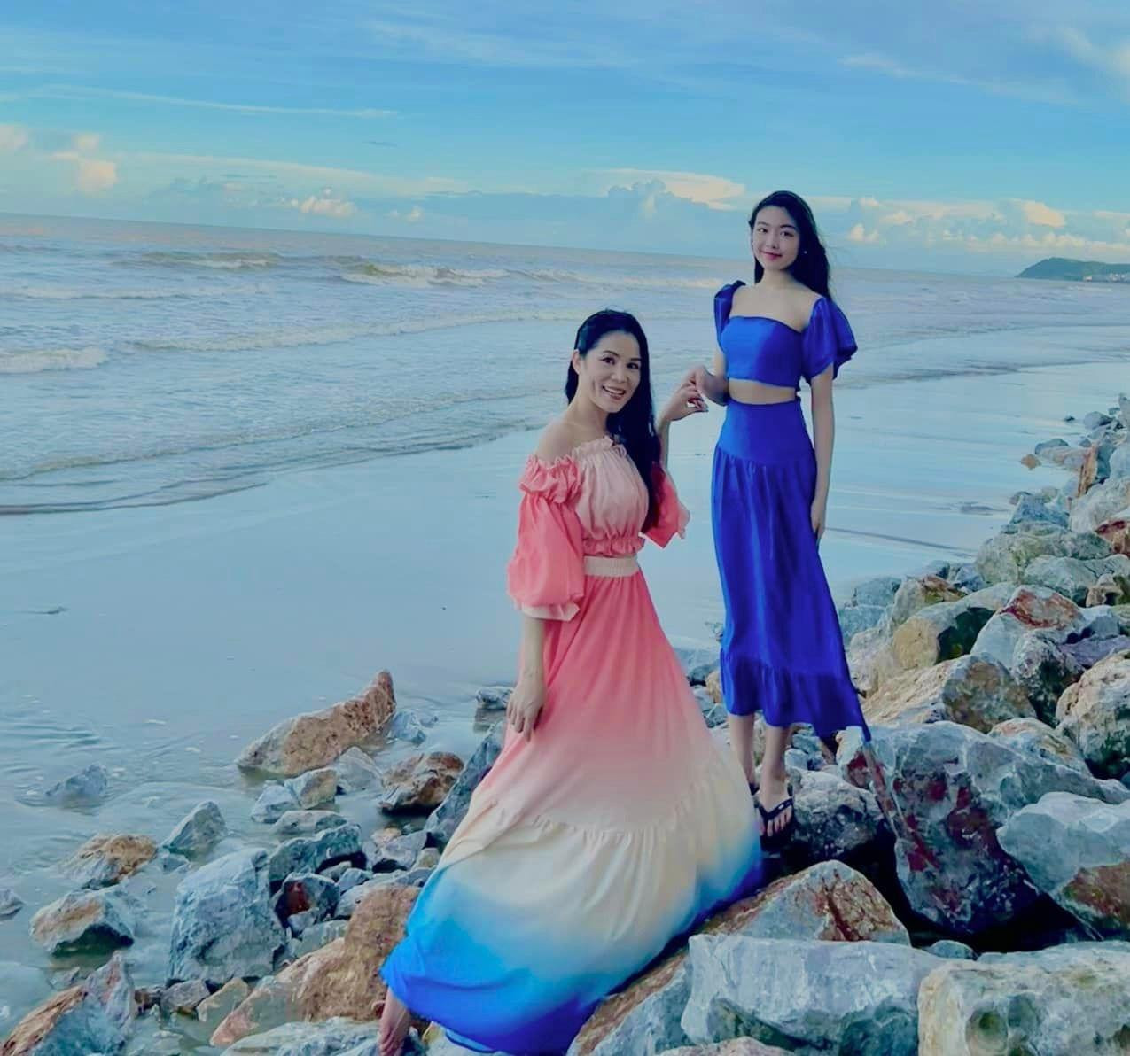 Lọ Lem khoe vóc dáng thon thả khi chụp ảnh cùng mẹ.