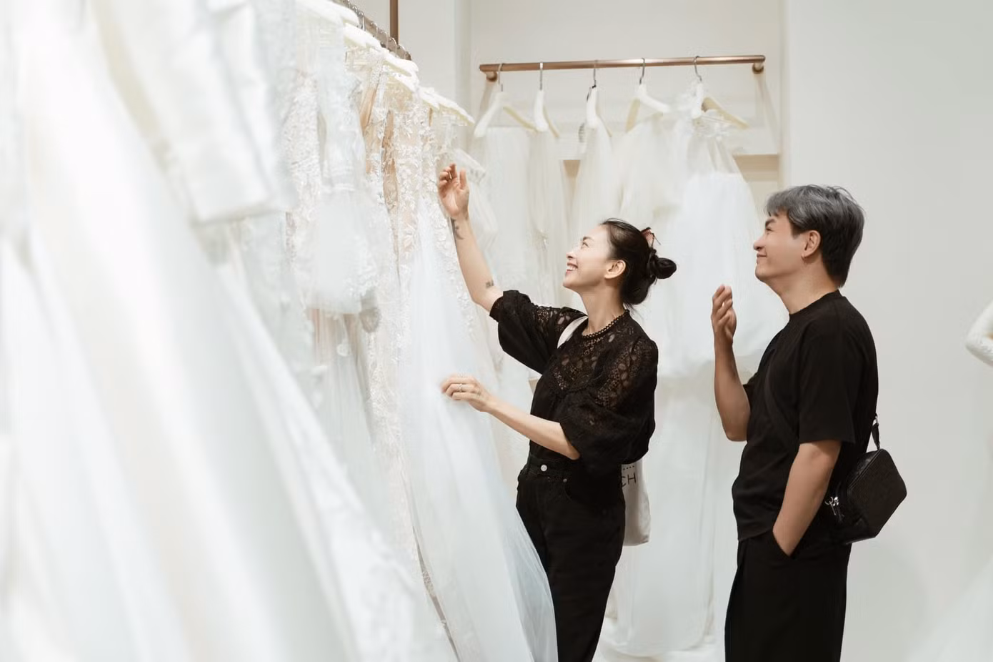 Gương mặt "quyền lực" của làng thời trang Việt - chuyên gia makeup Nam Trung đã cùng Ngô Thanh Vân chọn váy cưới.