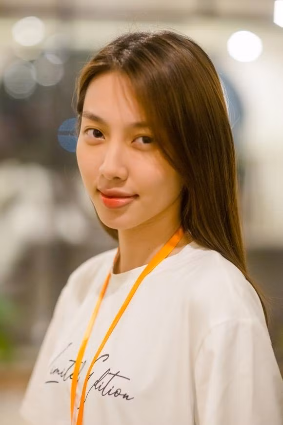 Thùy Tiên trong buổi học diễn xuất tại chương trình "Gặp Gỡ Mùa Thu" để thử sức với công việc diễn viên.
