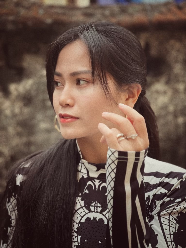 Giọng ca xuất hiện trong đoạn teaser là Hiền VK, chuyên gia thanh nhạc, đồng thời là giáo viên thanh nhạc của Pia Linh - từng kết hợp với Đen trong ca khúc Nấu Ăn Cho Em. Giọng ca xuất hiện trong đoạn teaser là Hiền VK, chuyên gia thanh nhạc, đồng thời là giáo viên thanh nhạc của Pia Linh - từng kết hợp với Đen trong ca khúc Nấu Ăn Cho Em.