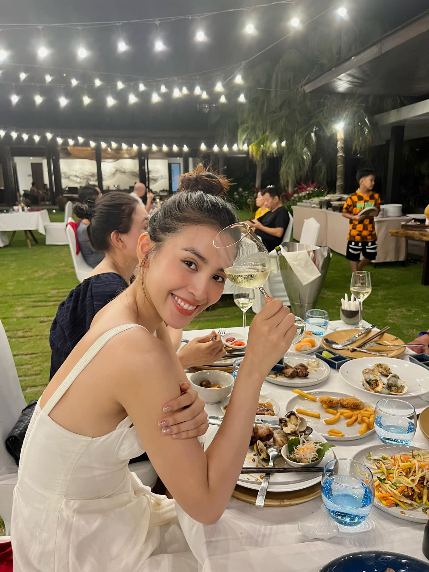 Hoa hậu Tiểu Vy vẫn khiến dân tình mê mẩn ngay cả khi không phấn son cầu kỳ.