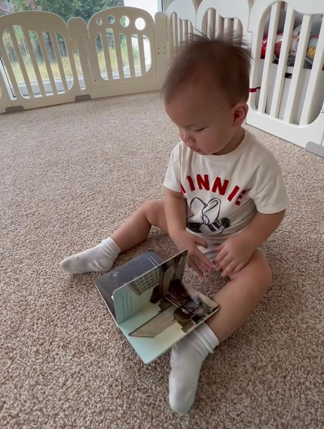 Lúc đọc sách là khoảng thời gian yên tĩnh hiếm hoi của Leon. Lúc đọc sách là khoảng thời gian yên tĩnh hiếm hoi của Leon.