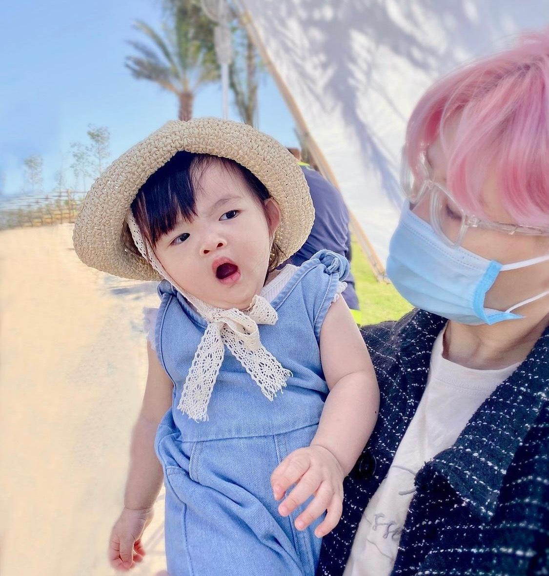 Hình ảnh buồn ngủ của nhóc tỳ nhà Đông Nhi khiến cư dân mạng liên tục "thả haha". Hình ảnh buồn ngủ của nhóc tỳ nhà Đông Nhi khiến cư dân mạng liên tục "thả haha".