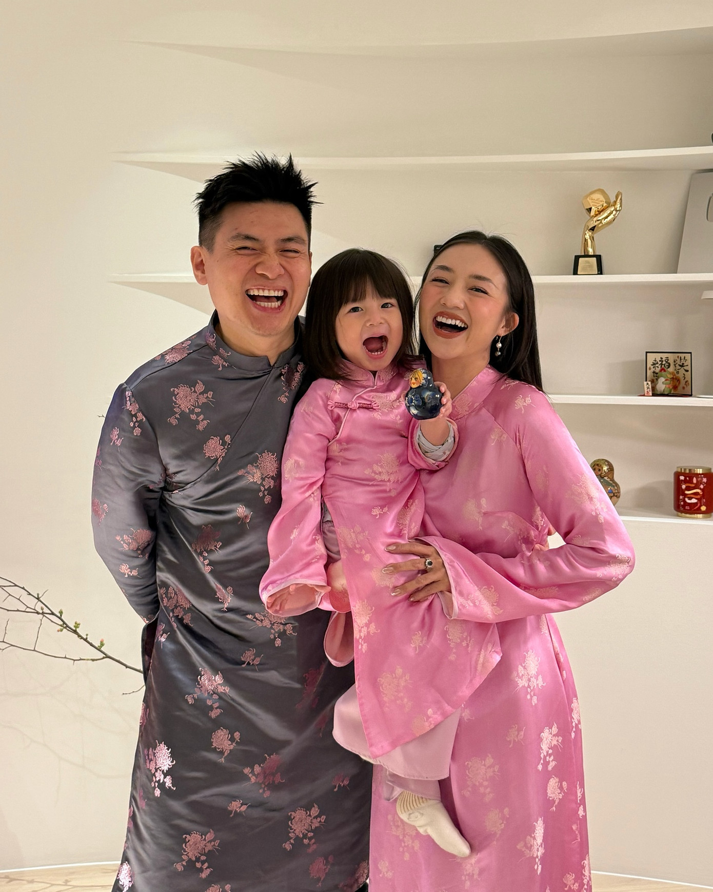 Bộ ảnh "khai bát" năm Ất Tỵ của gia đình Hạt Nhài. Bộ ảnh "khai bát" năm Ất Tỵ của gia đình Hạt Nhài.