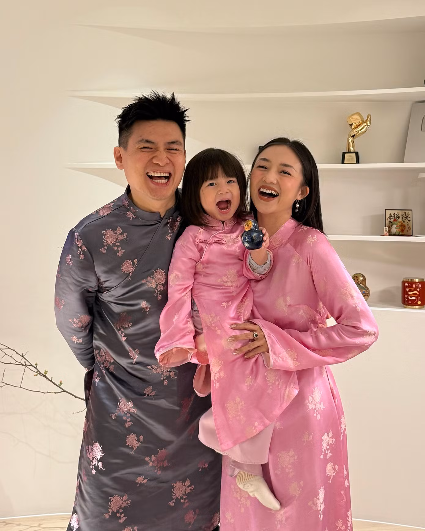 Bộ ảnh "khai bát" năm Ất Tỵ của gia đình Hạt Nhài.