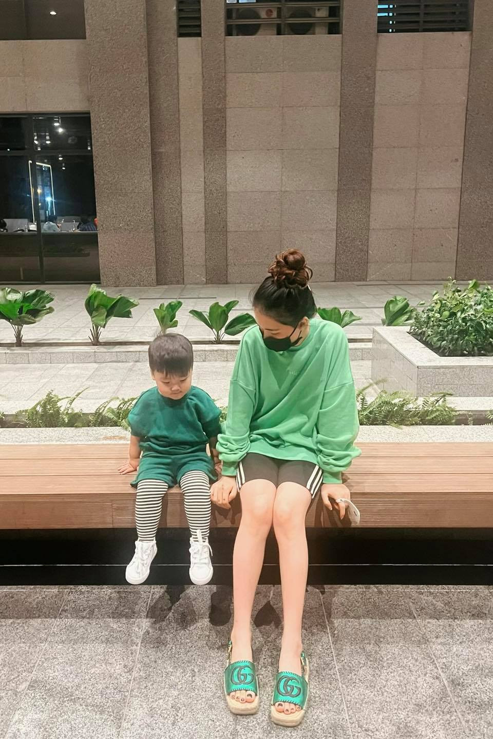 Mẹ con Hòa Minzy cùng diện nguyên "cây xanh lá". Mẹ con Hòa Minzy cùng diện nguyên "cây xanh lá".