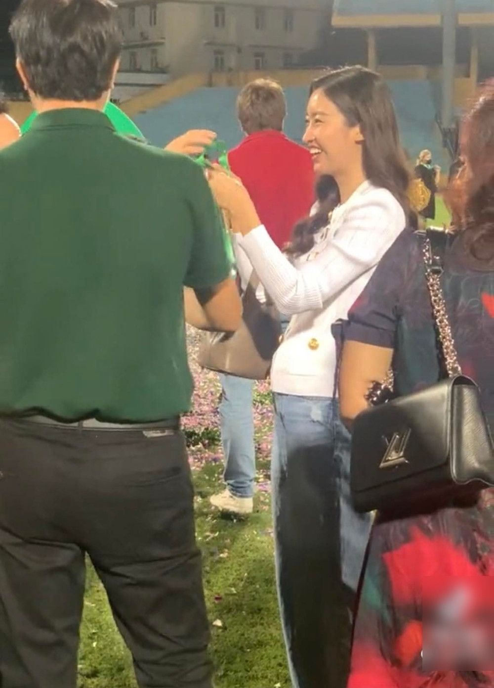 Thời gian vừa qua, Đỗ Mỹ Linh vướng tin đồn "có tin vui" song người đẹp vẫn chưa lên tiếng xác nhận đồn đoán này. Thời gian vừa qua, Đỗ Mỹ Linh vướng tin đồn "có tin vui" song người đẹp vẫn chưa lên tiếng xác nhận đồn đoán này.