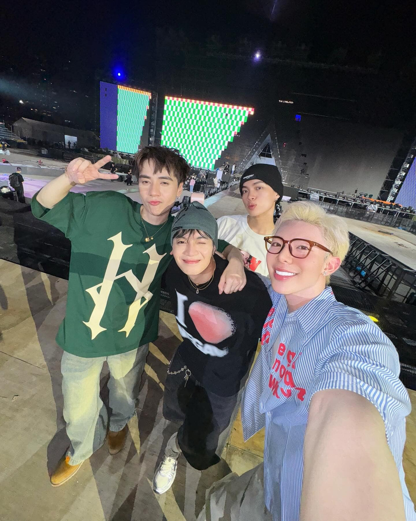 Erik nhắn nhủ fan "giữ gìn sức khỏe, ăn uống đầy đủ và chuẩn bị áo khoác" cho concert tối nay. Erik nhắn nhủ fan "giữ gìn sức khỏe, ăn uống đầy đủ và chuẩn bị áo khoác" cho concert tối nay.