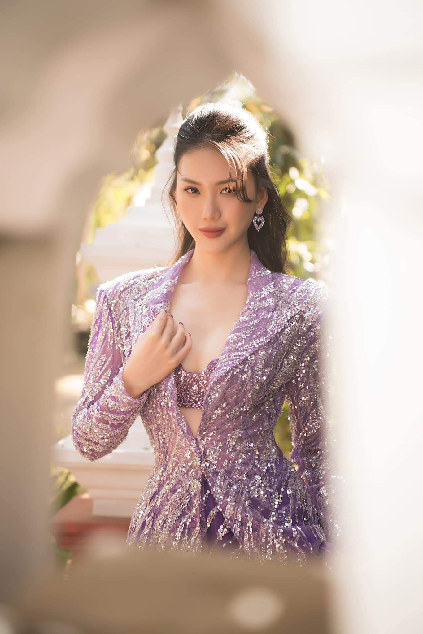 Mentor Miss Queen International Vietnam chọn bộ suit đính cườm phối cùng bra năng động.