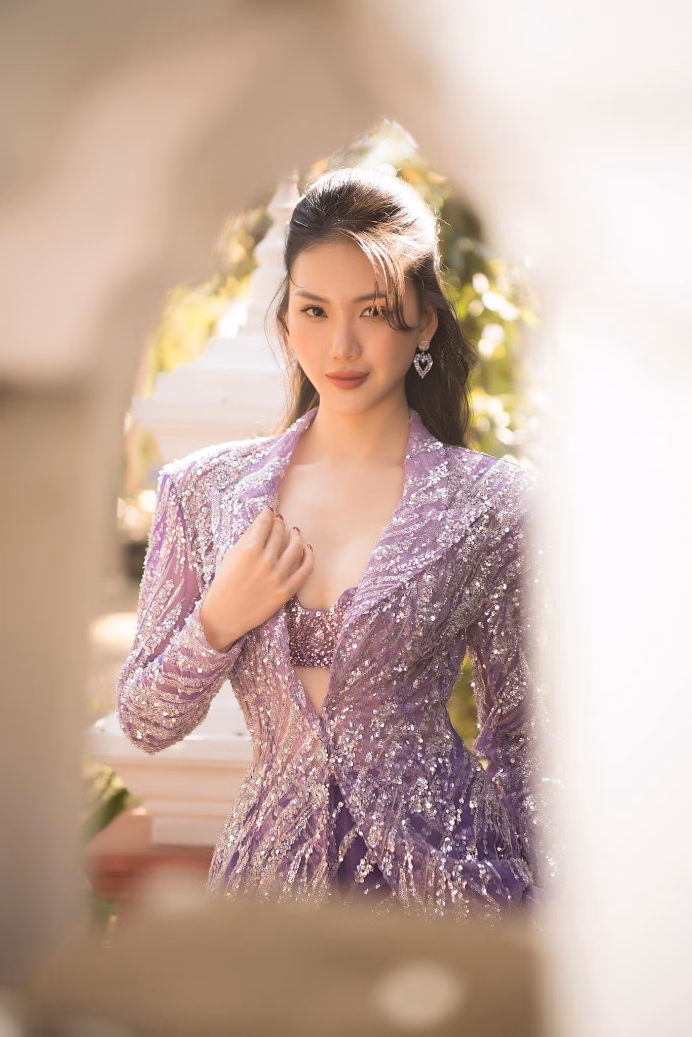 Mentor Miss Queen International Vietnam chọn bộ suit đính cườm phối cùng bra năng động.