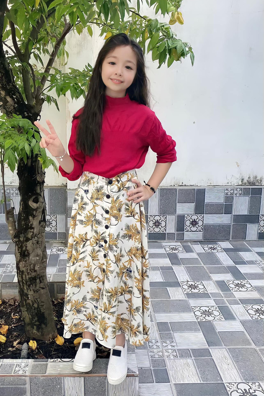 Cadie Mộc Trà mặc vừa chân váy của mẹ luôn rồi nè.