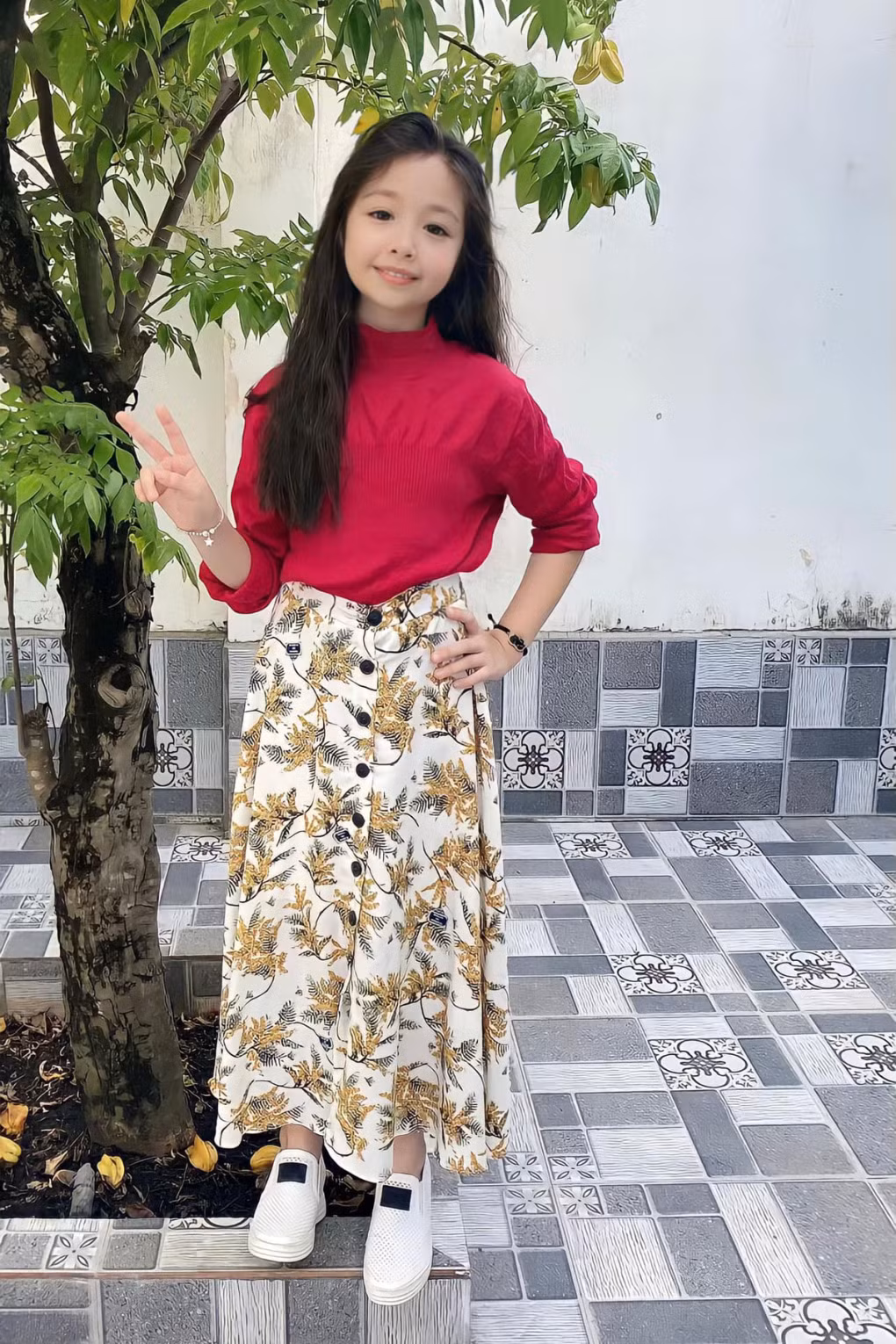 Cadie Mộc Trà mặc vừa chân váy của mẹ luôn rồi nè.