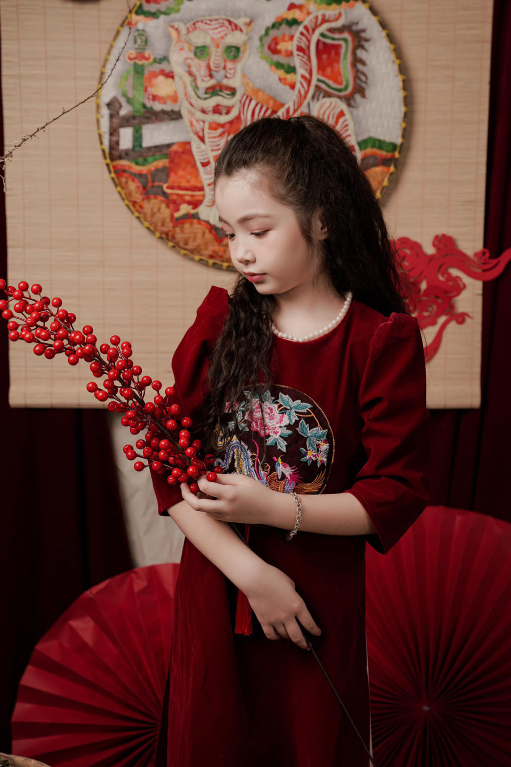 Khi diện áo dài truyền thống, Cadie Mộc Trà cũng siêu dễ thương!